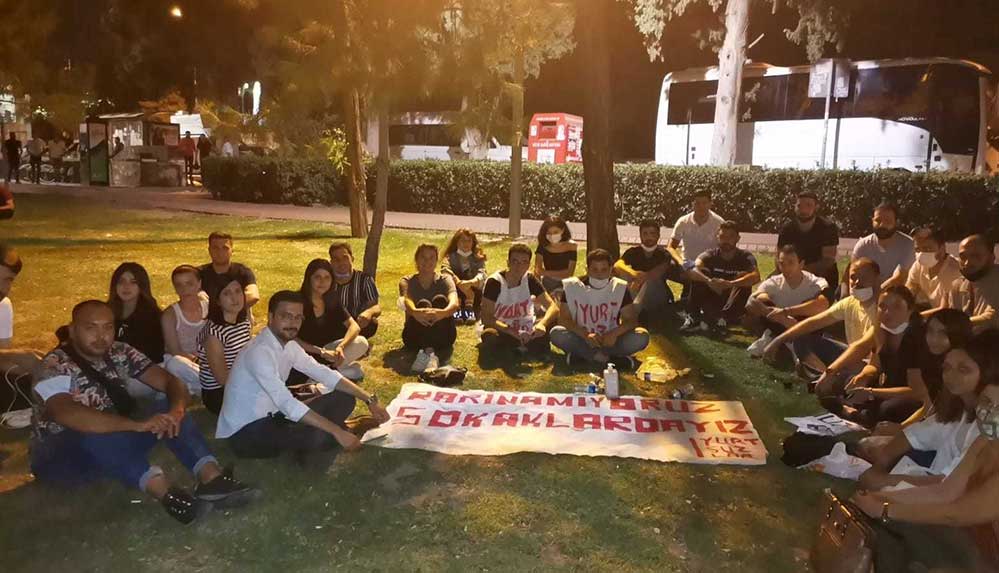 İzmir'de barınacak yer bulamayan öğrenciler Hasanağa Parkı'nda sabahlayacak