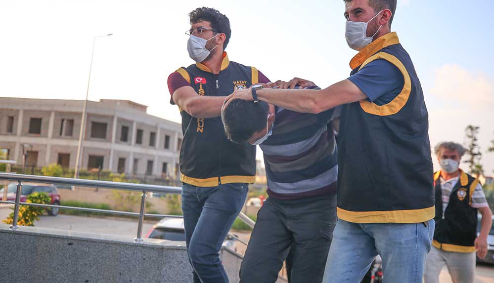 Hatay'da-evde-ölü-bulunan-anne-ve-2-çocuğuyla-ilgili-gözaltına-alınan-baba-tutuklandı