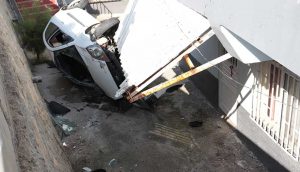 Hatay’da sürücüsü motosiklete çarpmamak için manevra yapan otomobil evin avlusuna devrildi