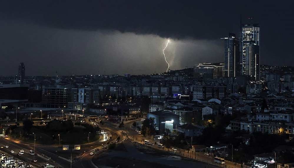 İstanbul'da-kuvvetli-sağanak-ve-fırtına-etkili-oluyor