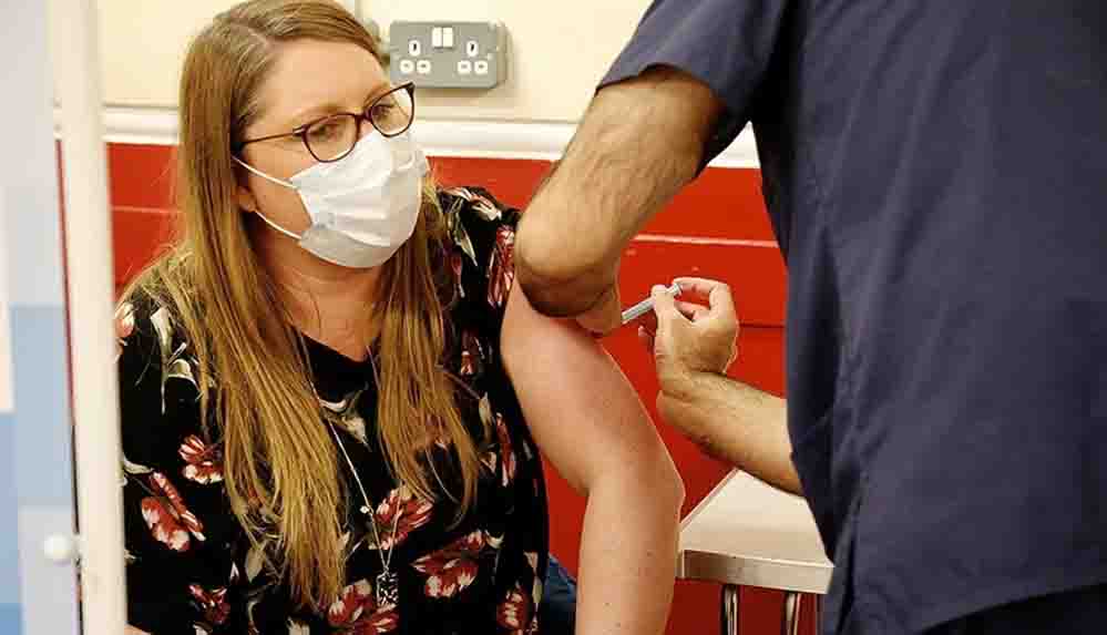 İngiltere'de Kovid-19 aşıları 112 binden fazla ölümü önledi
