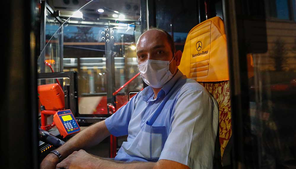 İzmir-Büyükşehir-Belediyesine-ait-35-DB-5258-plakalı-otobüsün-şoförü-Haldun-Karademir-(38),-Narbel-Mahallesi-güzergahında-seyir-halindeyken-bebeğin,-annesinin-yanındaki-pusetten-düştüğünü-fark-etti.