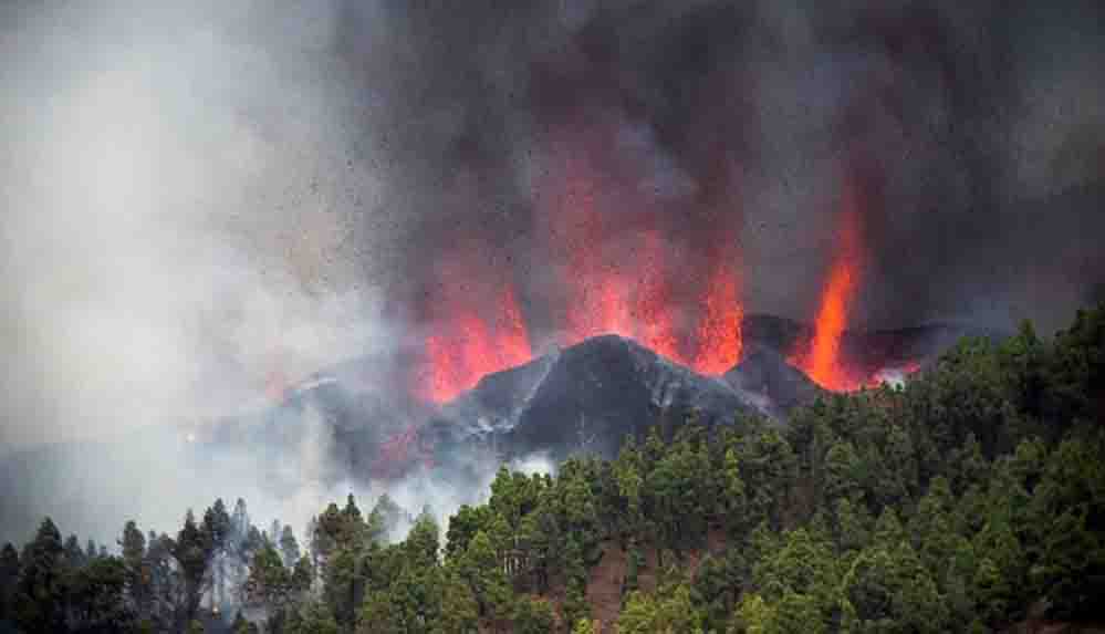 Kanarya Adaları'nda faaliyete geçen yanardağdan dolayı 5 bin kişi tahliye ediliyor