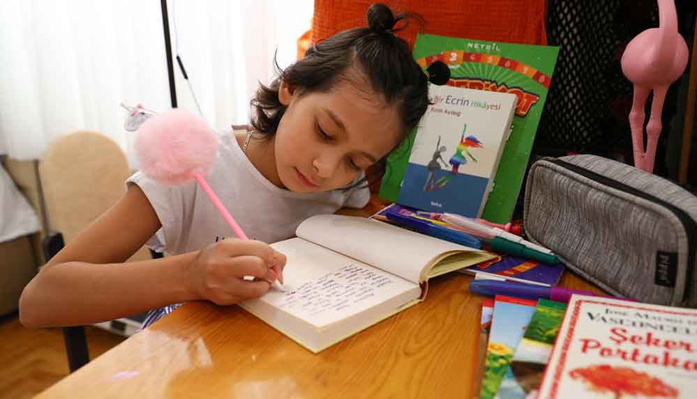Kemik kanserini yenen 10 yaşındaki Ecrin, kitabını 'mutlu son'la tamamladı