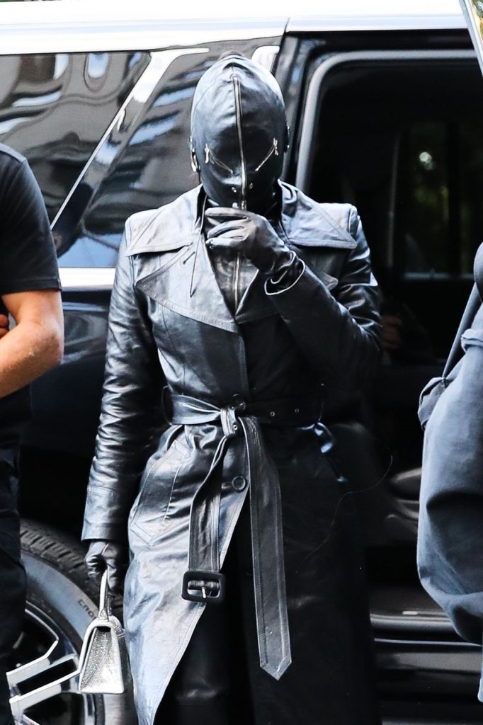 Kim Kardashian'dan ilginç kamufle yöntemi: Tüm dikkatleri üzerine topladı