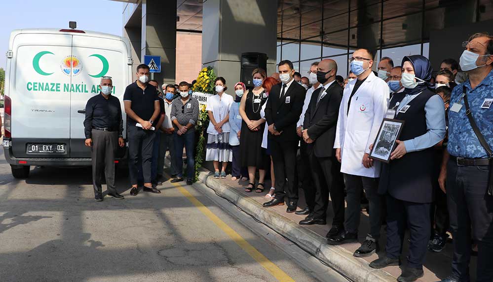 Kovid-19'dan hayatını kaybeden doktor için çalıştığı hastanede tören düzenlendi
