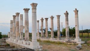 Mersin'deki kazılarda gök bilimci ve şair Aratos'un anıt mezarının olduğu değerlendirilen yapının zeminine ulaşıldı
