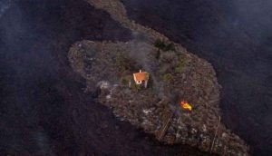 La Palma'da yanardağ patlaması sonrası ayakta kalan 'mucize ev' lav akıntısına yenildi