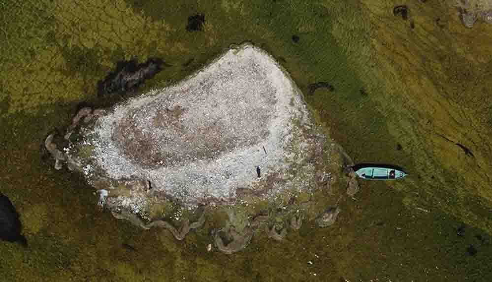 Su seviyesi düştü, adacıklar ortaya çıktı