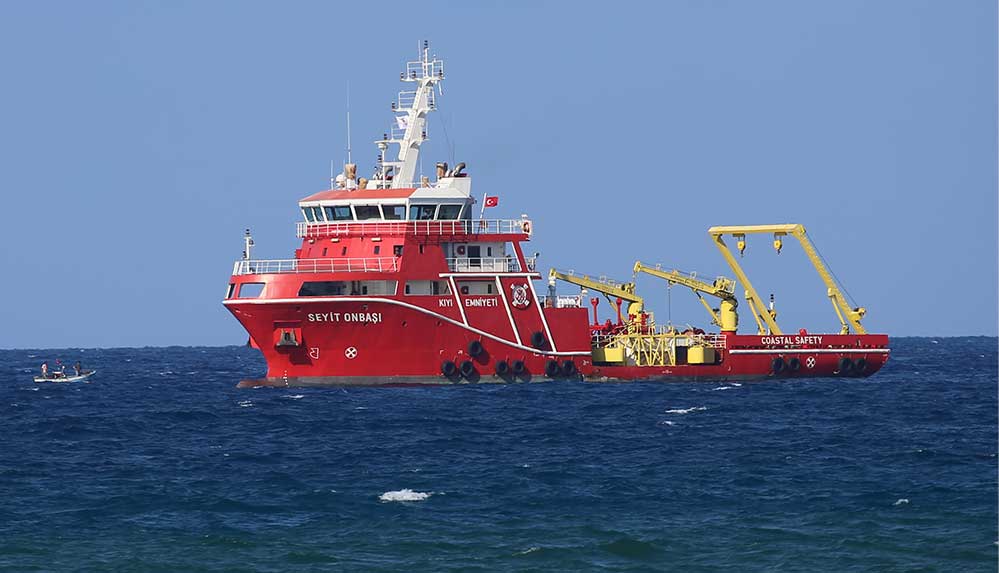 Suriye-kaynaklı-petrol-sızıntısı-tehdidine-karşı-Nene-Hatun-Acil-Müdahale-Gemisi-ile-önceki-gün-başlatılan-çalışmalara-dün-Seyit-Onbaşı-Yakıt-Toplama-Gemisi-de-katıldı.