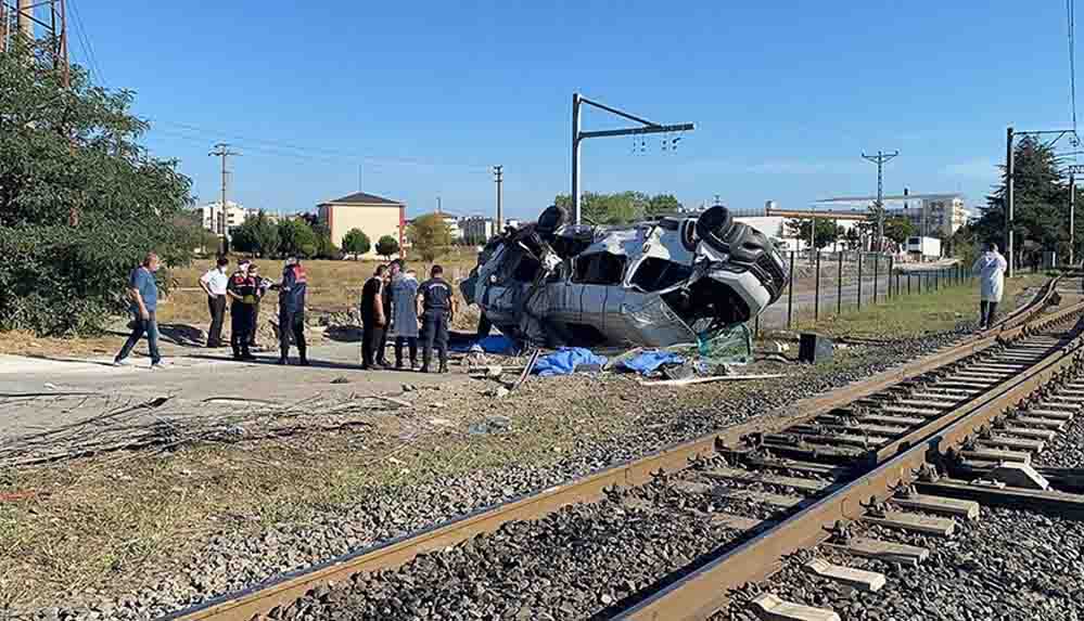 Tekirdağ'da yük treni işçileri taşıyan minibüse çarptı: 4 ölü, 7 yaralı