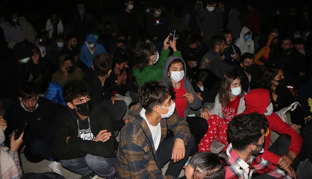 Tunceli’de gece yarısı yurttan çıkarılan öğrenciler protesto yürüyüşü yaptı