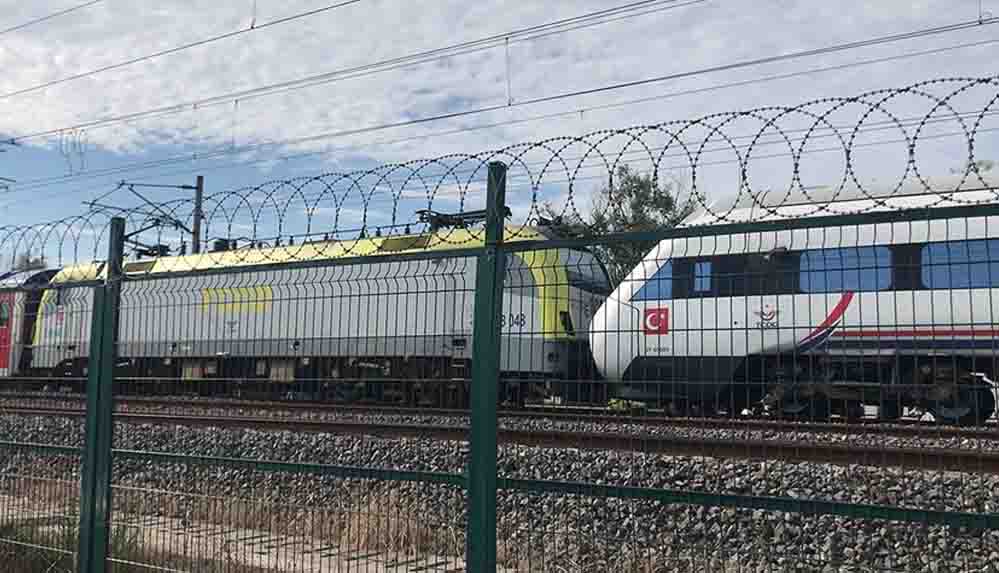 Tuzla'da duramayan tren, istasyonda bekleyen trene çarptı