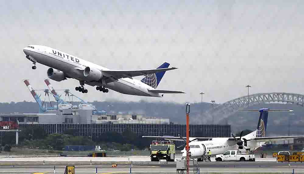 United Airlines, ABD'de aşılanmayı reddeden 600'e yakın çalışanını işten çıkartıyor