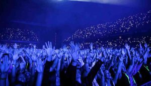 Yasaklar kalktı, Danimarka'da 50 bin kişilik stadyum konseri düzenlendi