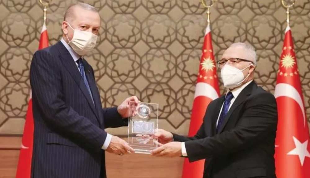 'Yılın-Köşe-Yazarı-Ödülü'nü-alan-Hürriyet-yazarı-Selvi--Benden-çok-iyi-köşe-yazarları-var-ama...