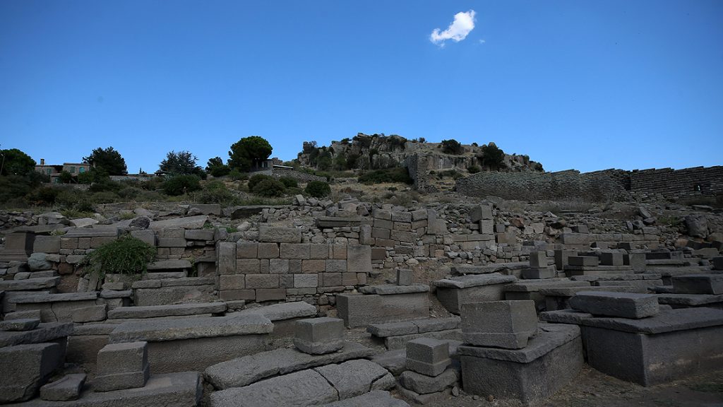 Assos kazılarında bir bebeğe ait 1300 yıllık ayak izleri bulundu