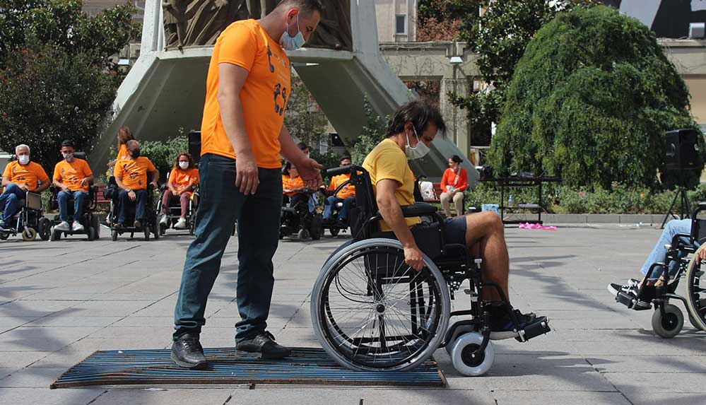 Dünya Omurilik Felçlileri Günü'nde tekerlekli sandalyeyle empati yaptılar