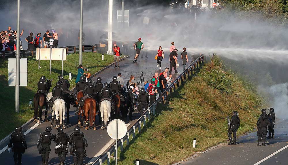 Slovenya'da Kovid-19 tedbirlerini protesto eden gruba polis müdahale etti