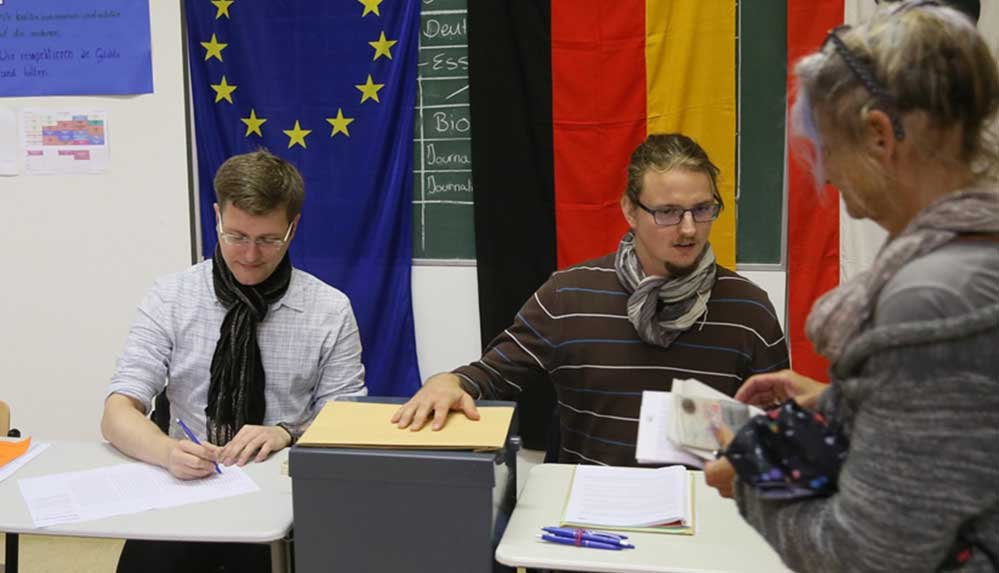 Almanya'daki genel seçimde ilk sandık çıkış anketinde CDU/CSU ile SPD yüzde 25'er oy aldı