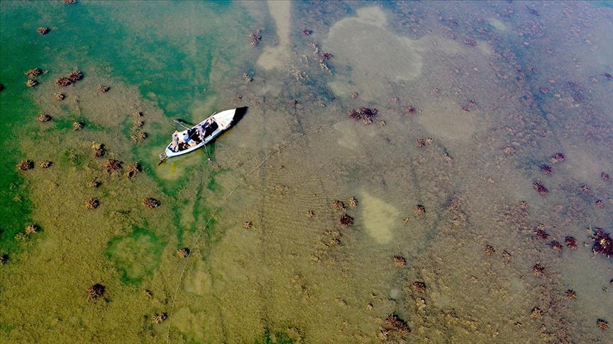 Suğla Gölü'nde sular çekildi