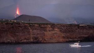 Kanarya Adaları'nda Cumbre Vieja yanardağından çıkan lavlar denize yaklaştı