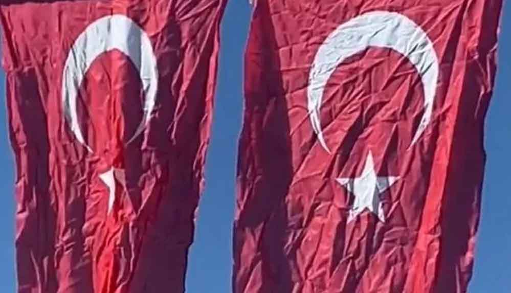 AKP’li belediye Cumhuriyet Bayramı’nda kırışık bayrakları caddelere astı, vatandaş isyan etti