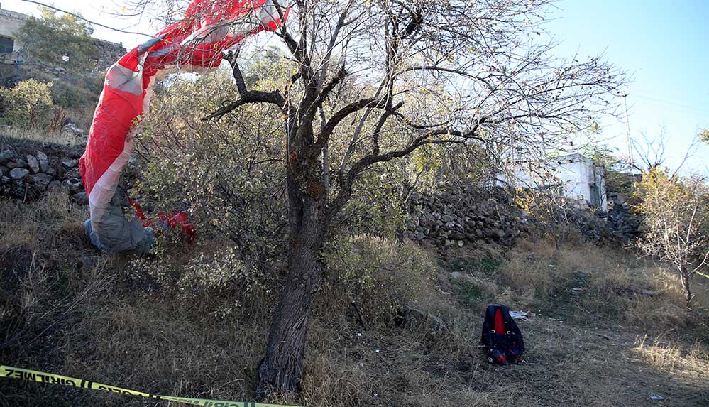 Alınan-bilgiye-göre,-Talas-ilçesindeki-Ali-Dağı'ndan-havalanan-yamaç-paraşütçüsü-H.K,-iniş-sırasında-merkez-Melikgazi-ilçesi-Erenköy-Mahallesi-Çaybağları-Sokak'taki-bir-ağaca-takılıp-yere-düştü.