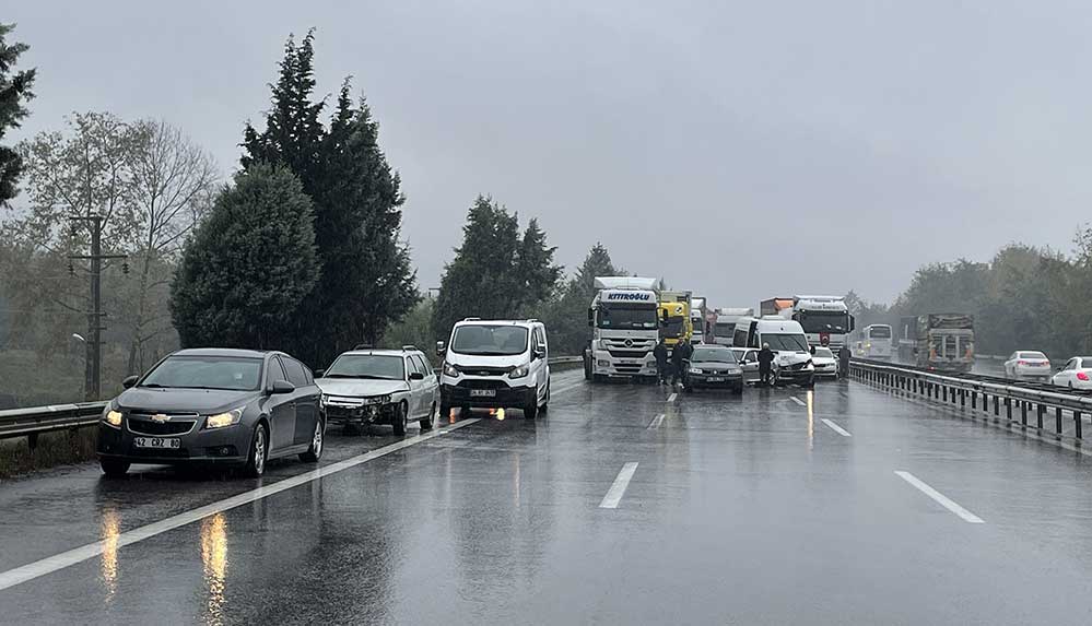 Anadolu Otoyolu'nda zincirleme kaza: Ankara istikameti ulaşıma kapandı