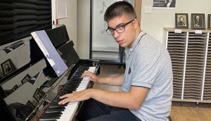 Piyanodaki yeteneğiyle hocalarını şaşırtan otizmli Azat üniversite yolunda destek bekliyor