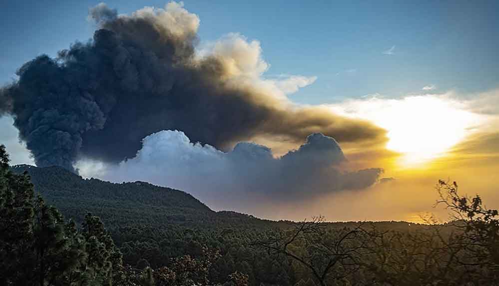 Cumbre-Vieja-Yanardağı'nın-lavları-La-Palma-Adası'nda-800-kişiyi-daha-evlerinden-etti