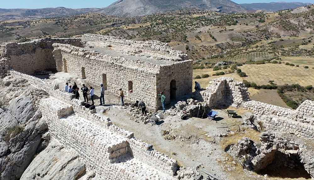 Eski Kahta Kalesi'nde kazı çalışmaları başladı 5 Eski-Kahta-Kalesi'nde-kazı-çalışmaları-başladı-1