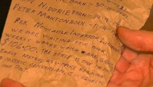 Evini restore eden adam, 47 yıl önce duvara gizlenmiş bir mektup buldu