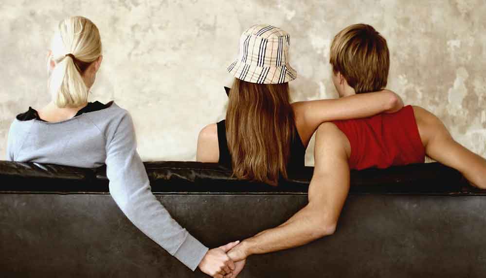 Farklı-ülkelerde-yaşayan-iki-kadınla-evlenen-adam-6-ay-hapis-cezasına-çarptırıldı