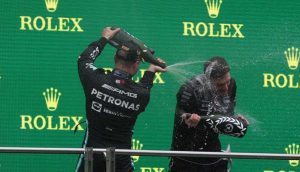 Geçen-yıl-şampanya-şişesi-içine-gazoz-konmuş-ve-dünya-basını-olayı-alay-konusu-haline-getirmişti.