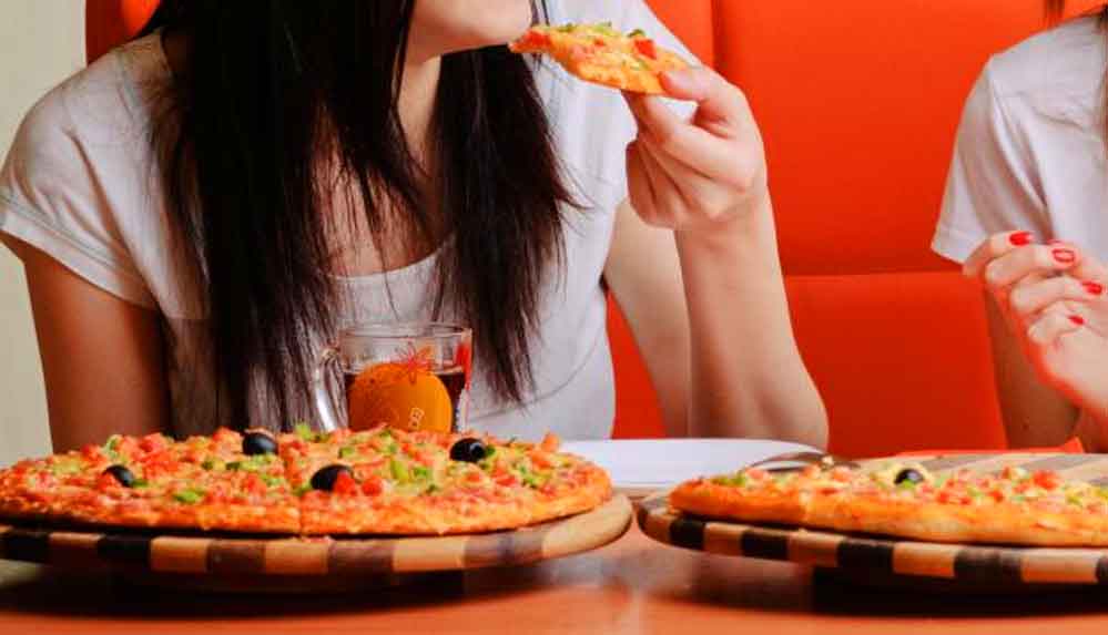 İran'da pizza yiyen kadınların televizyonda gösterilmesi yasaklandı