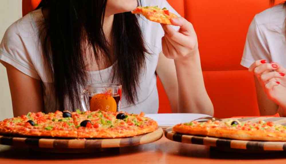 İran'da pizza yiyen kadınların televizyonda gösterilmesi yasaklandı 4 İran'da-pizza-yiyen-kadınların-televizyonda-gösterilmesi-yasaklandı