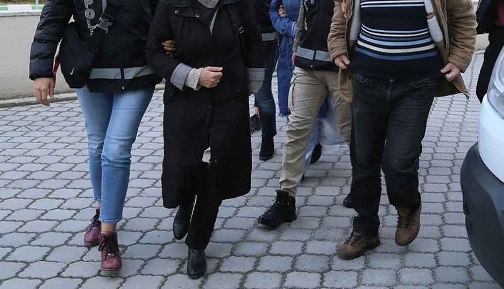 İzmir'de FETÖ'nün emniyet mahrem kadın yapılanması soruşturmasında 32 kişi gözaltına alındı 4 İzmir'de-FETÖ'nün-emniyet-mahrem-kadın-yapılanması-soruşturmasında-32-kişi-gözaltına-alındı