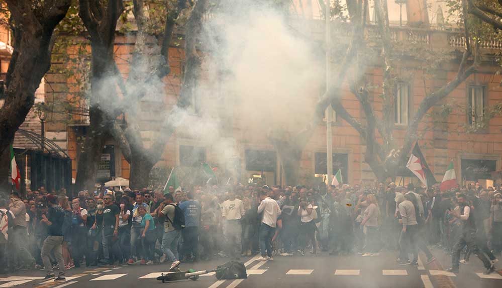 İtalya'da "Yeşil Geçiş" sertifikasına yönelik protestolar olaylı geçti
