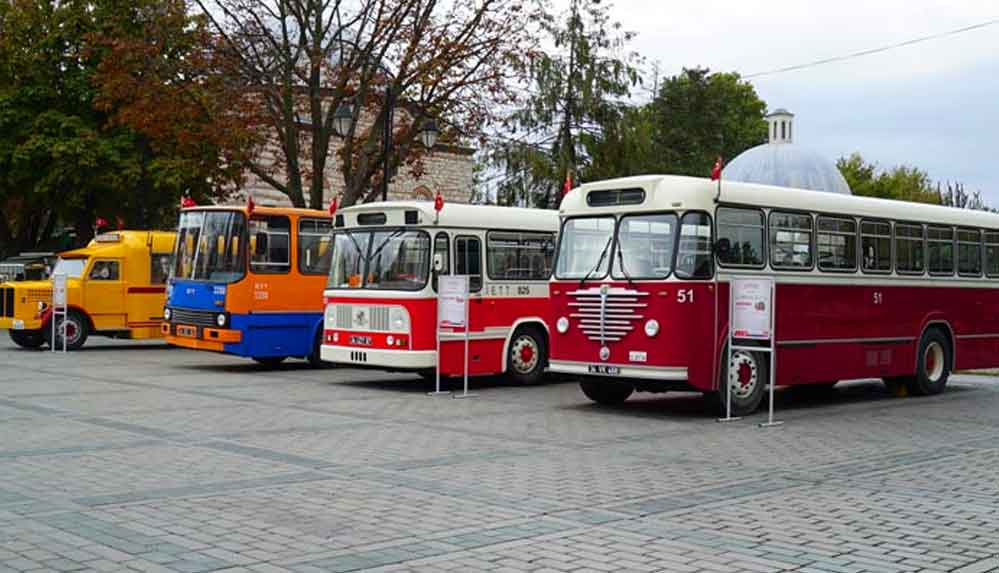 İETT nostaljik otobüsleri sergiliyor
