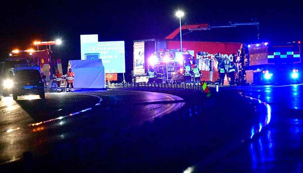 İslam karşıtlığıyla bilinen İsveçli karikatürist Lars Vilks ve iki koruma polisi trafik kazasında öldü