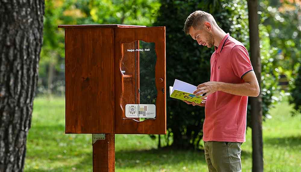 Karadağ'daki parklara seyyar kütüphaneler kuruldu