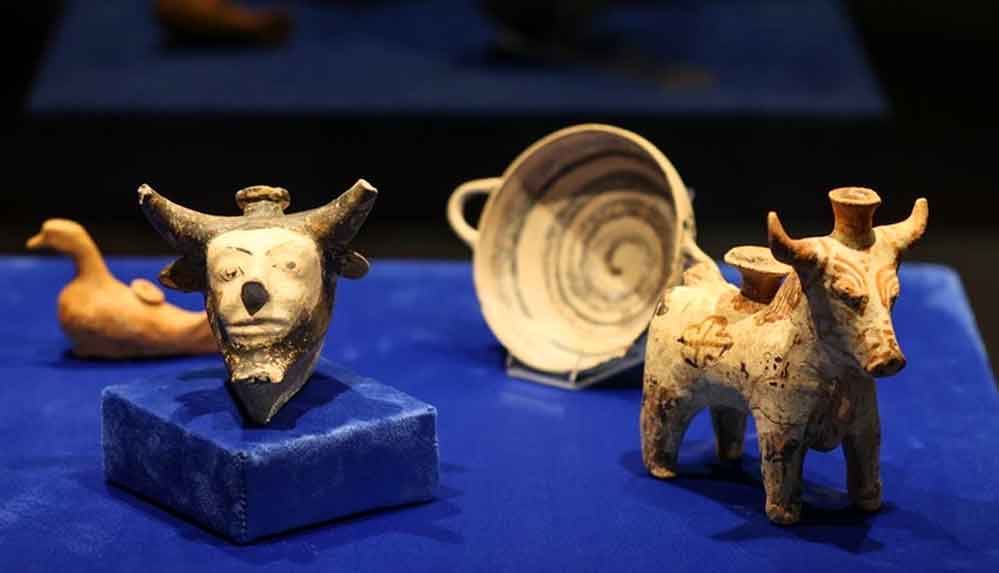 Klazomenai'deki-2-bin-600-yıllık-sunu-kapları-müzede-görücüye-çıktı