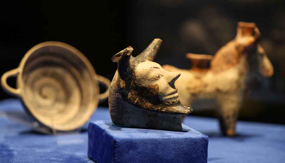 Klazomenai'deki 2 bin 600 yıllık sunu kapları müzede görücüye çıktı