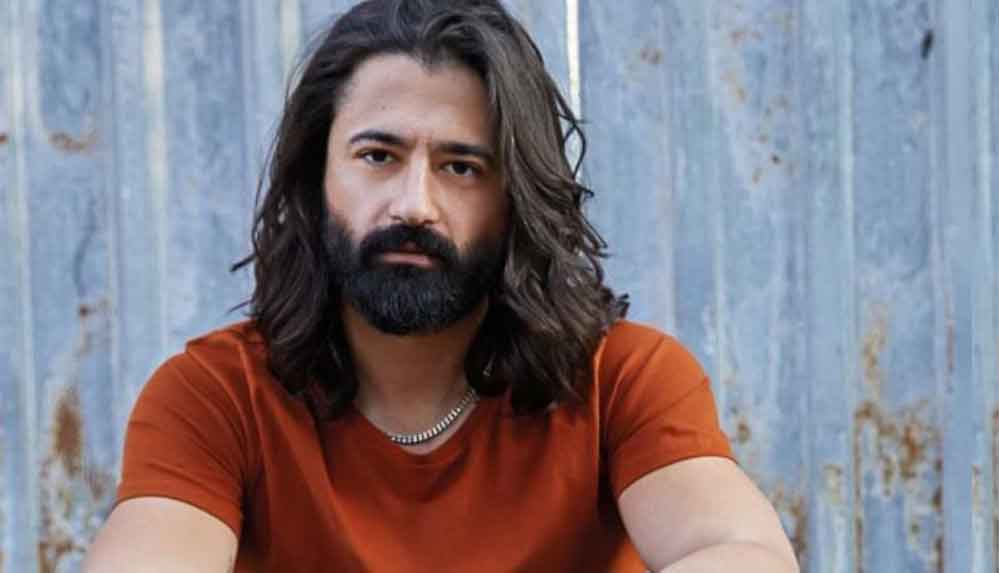 Koray-Avcı--Arabesk-dinlemek-ve-söylemek-kıroluksa-ben-kroyum