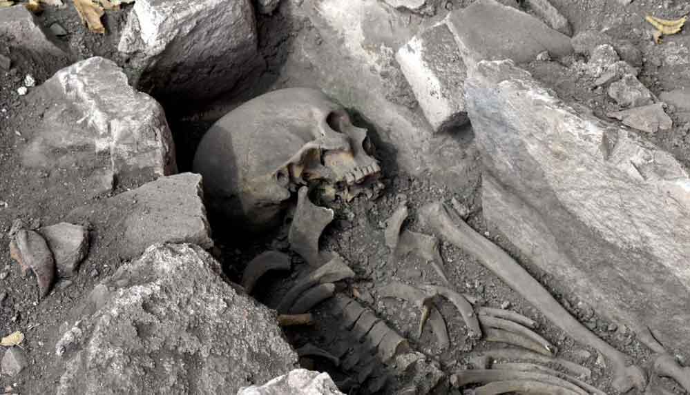 Liman kenti Kaunos'taki Bizans kilisesi ve mezarlar gün yüzüne çıkarılıyor