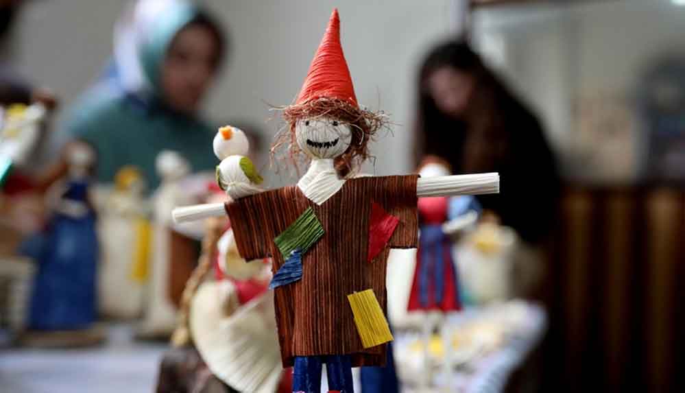 Mısır-kabukları-kadınların-elinde-süs-eşyalarına-dönüşüyor