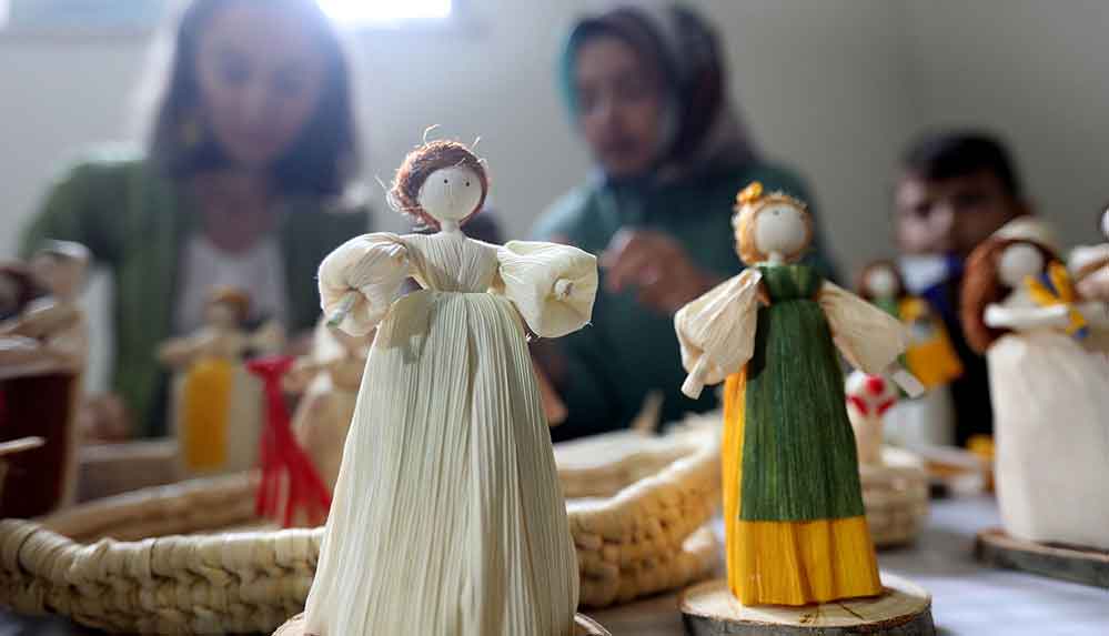 Mısır kabukları kadınların elinde süs eşyalarına dönüşüyor