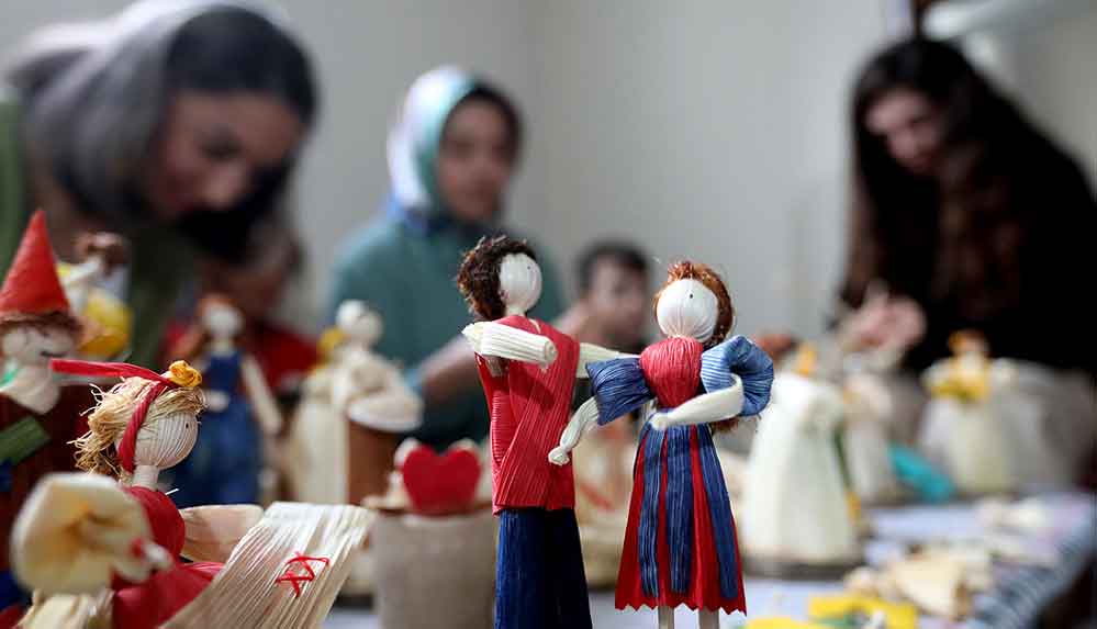 Mısır kabukları kadınların elinde süs eşyalarına dönüşüyor