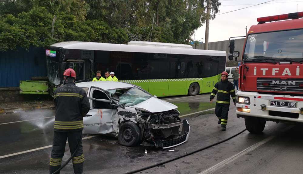 Kocaeli'de belediye otobüsü ile otomobil çarpıştı: Ölü ve yaralılar var